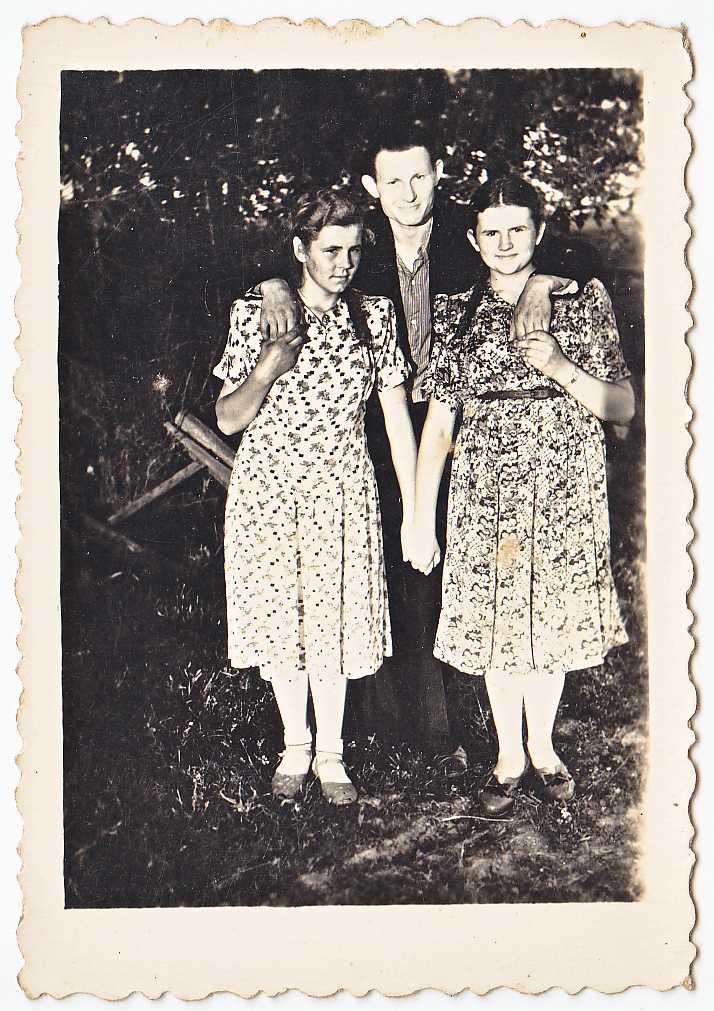 Jaunimo grupelė: Danutė Kazilionytė su pussesere Elžbieta, už jų – Jonas Maračinskas